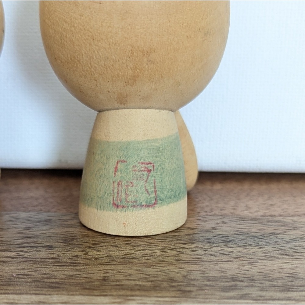 Pair Vintage Japanese Kokeshi Dolls Signed Hand Painted Wood Cute 2.5"Boy Girl - Picture 4 of 13
